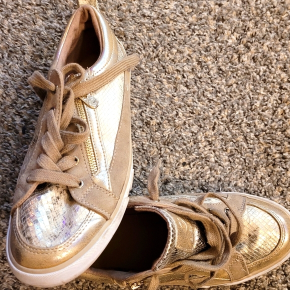 Size 8 1/2M Gently Used Gold Zipper Guess Tennis Shoes - Worn Twice - Picture 2 of 5